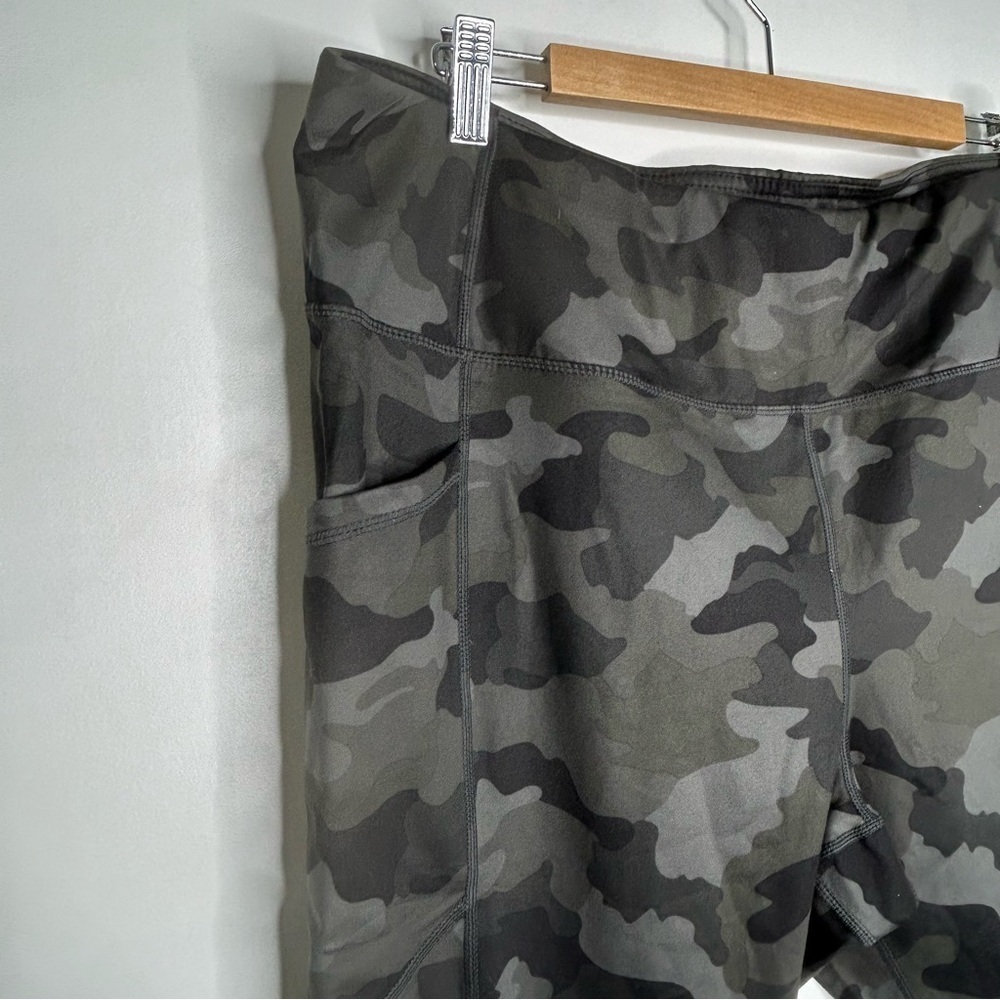 NWT Yogalicious  Lux 7/8 Camo legging 2X - Picture 7 of 10